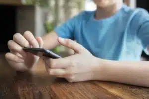 Teen addicted to social media. Digital detox and therapy in Hawaii for adolescents to keep smart phone & social media use healthy.
